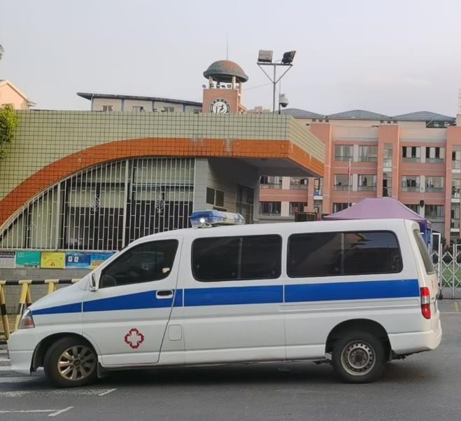 德庆救护车出租护送骨折病人一公里多少钱